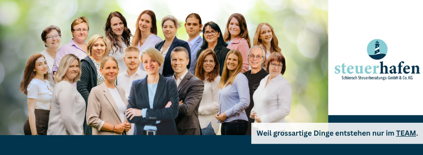 Gruppenfoto des Teams vom Steuerhafen Lübeck mit Logo und dem Slogan „Weil großartige Dinge entstehen nur im TEAM.“